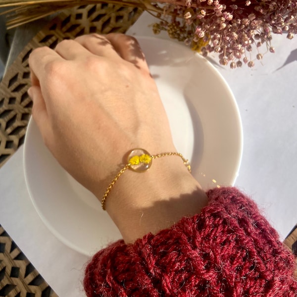 Le bracelet de couleur or avec fleur pressée jaune souffle de bébé est un cadeau parfait pour elle pour St Valentin