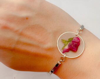 Français  Apprenez à prononcer  Le bracelet en or rose avec fleur pressée est un cadeau parfait pour ses bijoux en terrarium