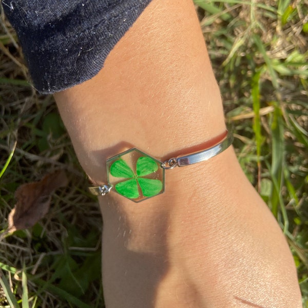Bracelet hexagone avec l'inclusion d'un trèfle à quatre feuilles cadeau pour elle pour la fête des mères