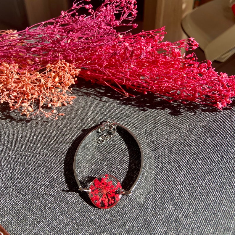 Bracelet argent inclusion de la fleur dentelle de la Reine Anne séchée rouge cadeau de Fête des Mères pour elle image 3