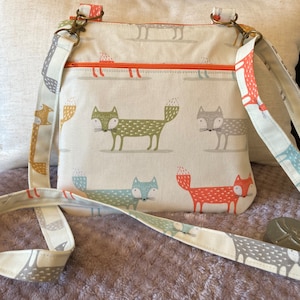 Crossbody bag in lovely colourful fox fabric. Zipped top, front pocket and two internal pockets, adjustable strap
