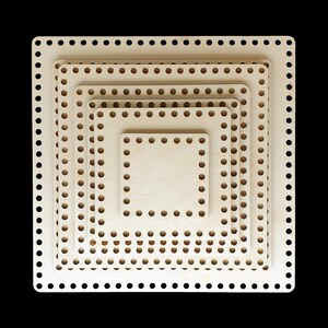 Könnte beinhalten: Ein Satz von sechs quadratischen Holz-Stricknadeln in verschiedenen Größen. Die Stricknadeln sind aus Naturholz gefertigt und haben eine Reihe von Löchern an den Rändern.