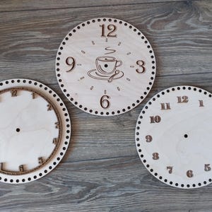 Könnte beinhalten: Drei unfertige Holzuhrzifferblätter mit schwarzen Punkten an den Rändern. Das obere Zifferblatt hat ein Kaffeetassen-Design mit den Zahlen 9, 12 und 3. Die beiden anderen Zifferblätter haben die Zahlen 1 bis 12.