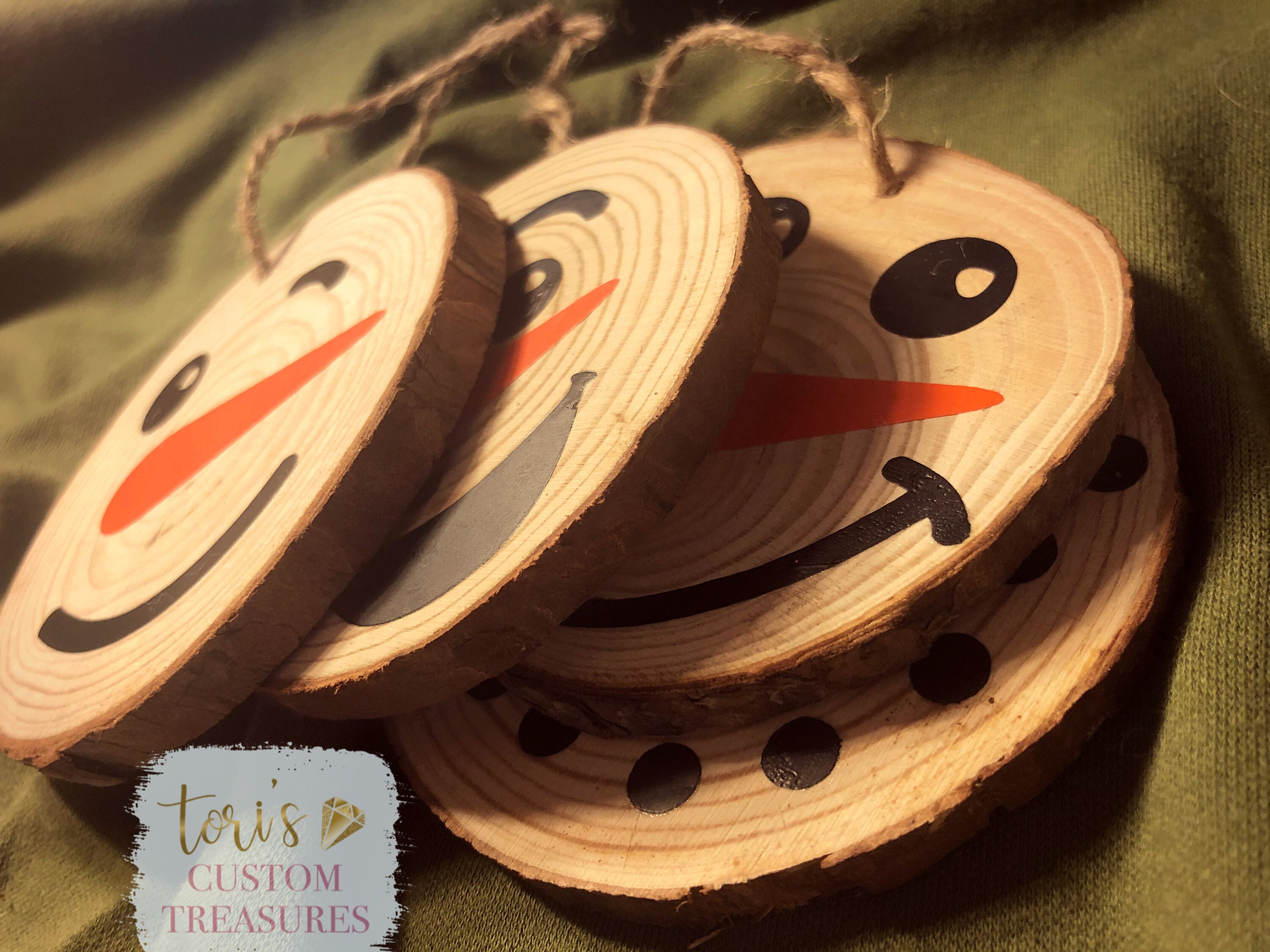 Conjunto de 4 adornos de corte de madera de muñeco de ...