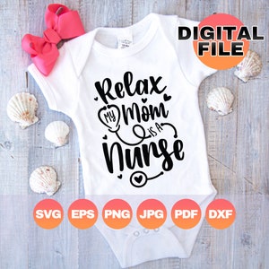Relájate, mi mamá es enfermera Svg/ Anuncio de bebé enfermera/ Mamá enfermera Svg/ Madre enfermera bebé/ Enfermería Png/ Archivo digital Cricut/ Png Dxf Eps
