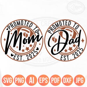 Promovido a mãe est 2025 Svg Png, pai futebol primeiro aniversário, bebê e anúncio de gravidez combinando designs de camisas para novos pais