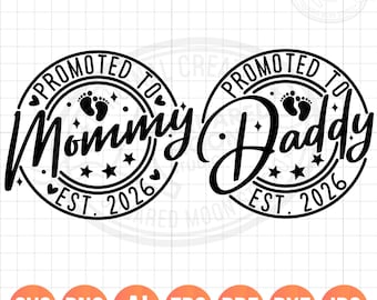 Befördert zu Mommy/Daddy est 2026 SVG PNG, Babymitteilungs-Digital-Designs