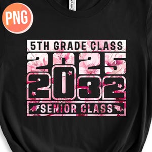 L'obtention du diplôme de 5e année png, future promotion 2032, chemise de diplômé d'école primaire png, cadeau d'études supérieures 2025 pour fille, style floral rose