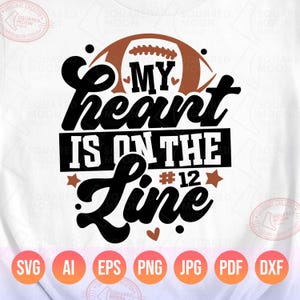 Voetbal moeder Svg Png, mijn hart is op de lijn, mijn jongen voetbal geschenken, Sports Mama DIY aangepaste spelersnummer, Cricut silhouet sublimatie