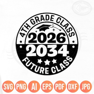 Può includere: Design circolare in bianco e nero con il testo "4th Grade Class 2026 2034 Future Class". Include un cappello di laurea e stelle. Il design include anche icone di tipo di file: SVG, PNG, AI, EPS, PDF, DXF e JPG.