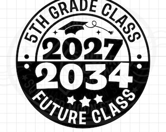 Puede incluir: Un diseño gráfico circular en blanco y negro con el texto 5TH GRADE CLASS en la parte superior, 2027 en el medio, 2034 debajo y FUTURE CLASS en la parte inferior. Un icono de birrete de graduación está centrado sobre el año 2027 con estrellas.