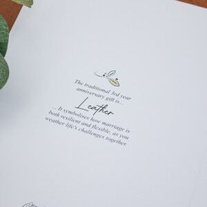 K&ouml;nnte beinhalten: Eine wei&szlig;e Karte mit dem Text "Das traditionelle Geschenk zum 3. Hochzeitstag ist... Leder... Es symbolisiert, wie widerstandsf&auml;hig und flexibel die Ehe ist, da Sie gemeinsam die Herausforderungen des Lebens meistern."