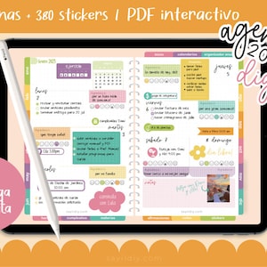 Puede incluir: Agenda digital 2023 en una tableta con un lápiz óptico. La agenda presenta pestañas coloridas, diseños de calendario y texto en español. La pantalla muestra el texto "PDF descarga inmediata".
