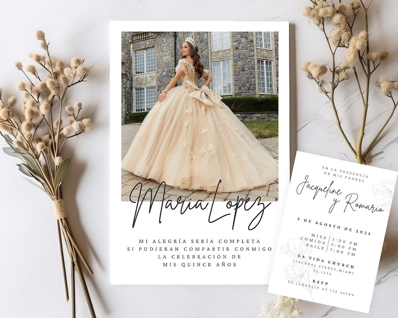 K&ouml;nnte beinhalten: Eine Einladung zu einer Quincea&ntilde;era mit einem Foto einer jungen Frau in einem wei&szlig;en Kleid. Die Einladung enth&auml;lt den Text "Maria Lopez" und Details zur Veranstaltung, einschlie&szlig;lich Datum, Uhrzeit und Ort. Der Text "En la presencia de mis padres Jacqueline y Romario" ist ebenfalls enthalten.