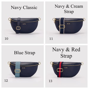 K&ouml;nnte beinhalten: Vier halbmondf&ouml;rmige Umh&auml;ngetaschen in Marineblau mit goldfarbenen Rei&szlig;verschl&uuml;ssen und Beschl&auml;gen. Jede Tasche tr&auml;gt die goldgepr&auml;gten Buchstaben KTS. Die Riemen variieren: marineblaues Leder, marineblau-creme, hellblau sowie marineblau-rot.
