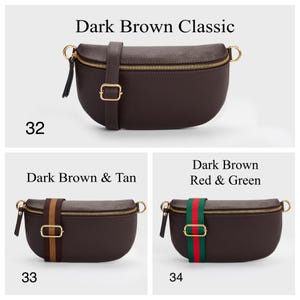 K&ouml;nnte beinhalten: Drei halbmondf&ouml;rmige Umh&auml;ngetaschen mit goldfarbenen Rei&szlig;verschl&uuml;ssen und Beschl&auml;gen. Nummer 32 ist als Dark Brown Classic beschriftet. Nummer 33 ist Dark Brown & Tan mit einem gestreiften Riemen. Nummer 34 ist Dark Brown Red & Green mit einem gestreiften Riemen.