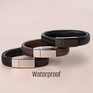 Op de afbeelding: Drie gevlochten leren armbanden met magnetische sluitingen. De armbanden zijn zwart, bruin en zwart. De tekst "Waterproof" is onder de armbanden gedrukt.