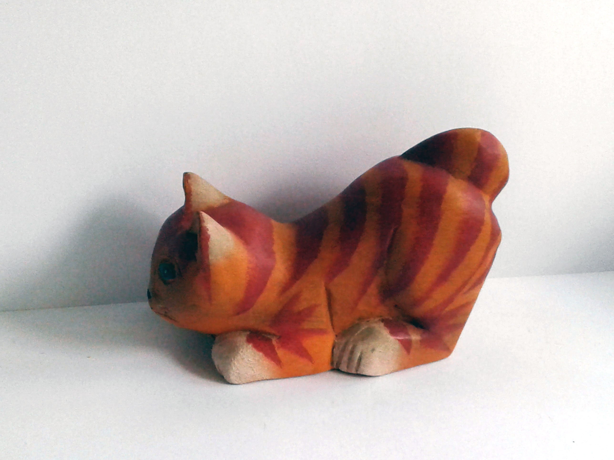 Joli Petit Chat Aux Yeux Bleus, Scuplté en Bois, Au Pelage de Couleur Marron et Ocre. Décoration. Co