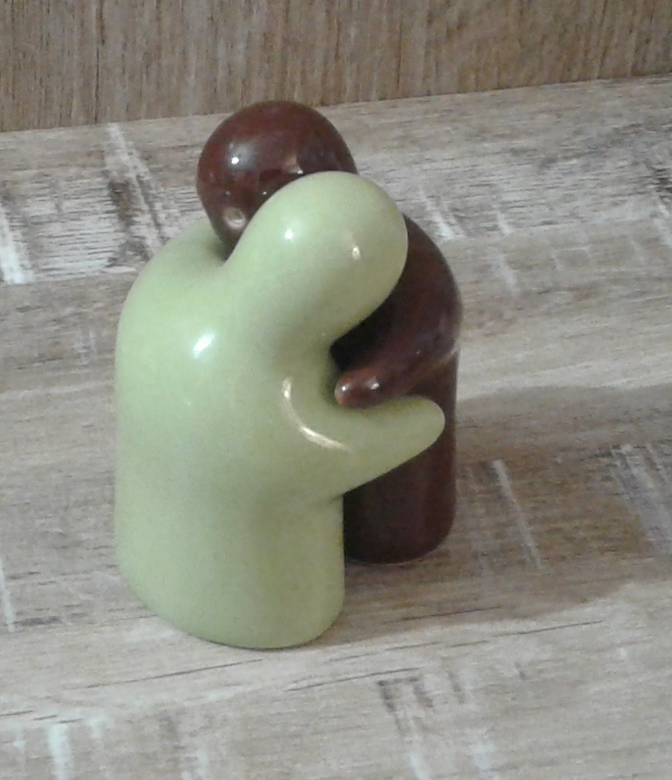 Lot de 2 Bonhommes Salière et Poivrière, Qui S'enlacent. Art La Table. Table Fêtes. Saint Valentin.