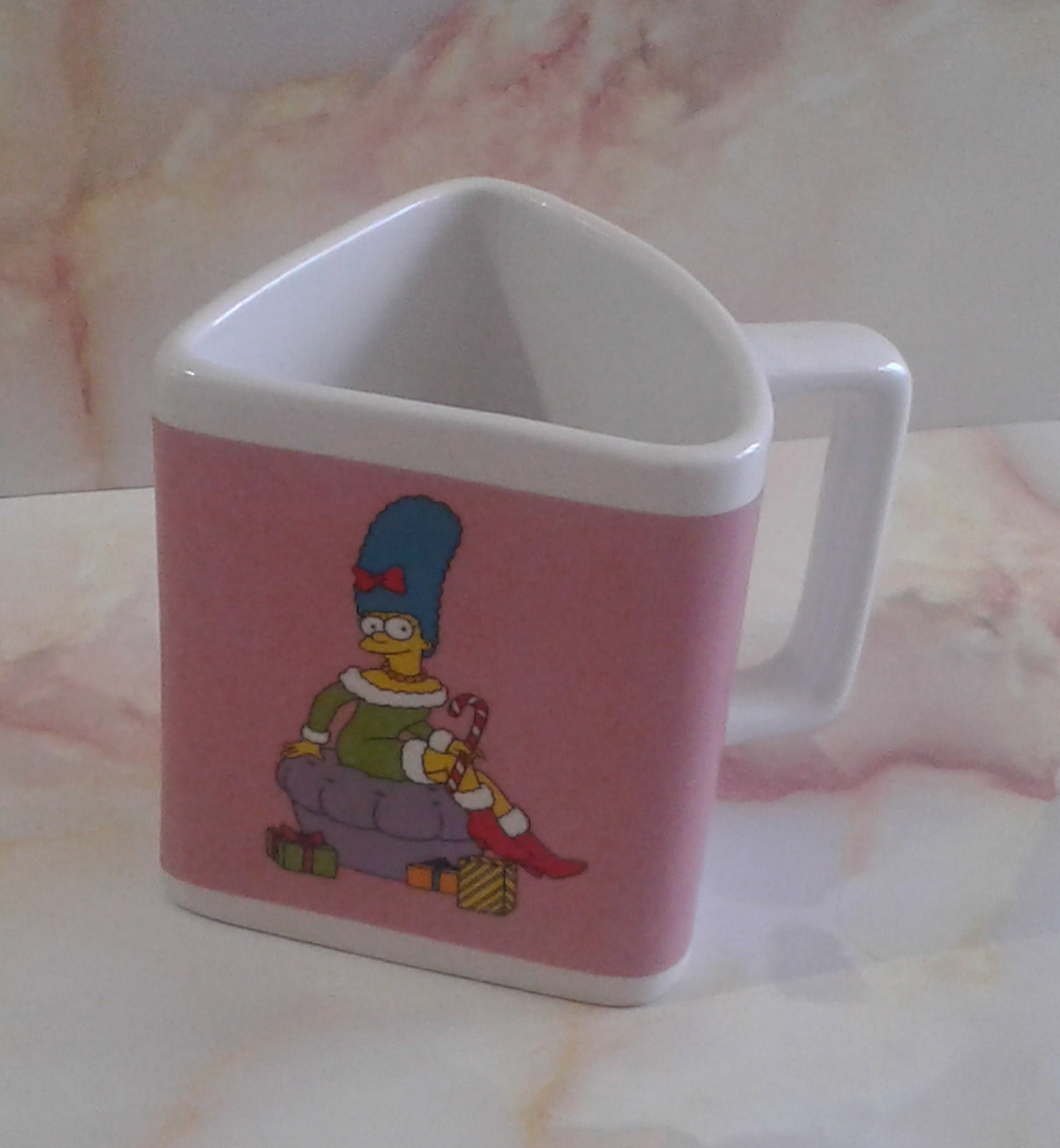 Mug de Noël Marge Simpson, Forme Triangulaire. Noël. Décoration Art La Table. Collection.