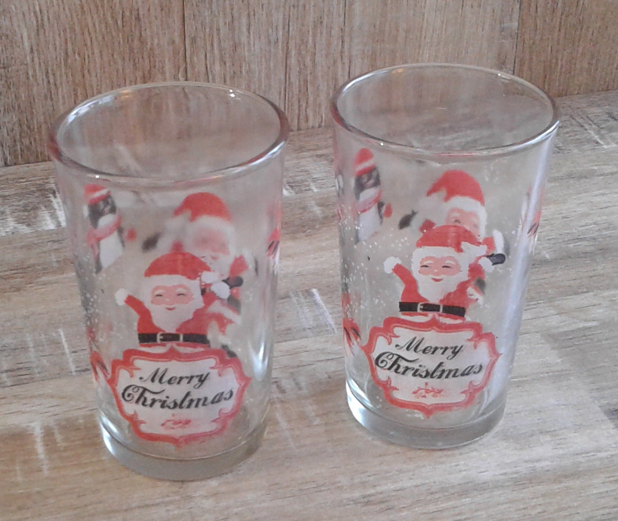 Lot de 2 Verres Noël. Motifs Père Noël et Pingouin. Cadeau. Décoration Noël. Vaisselle Art La Table.