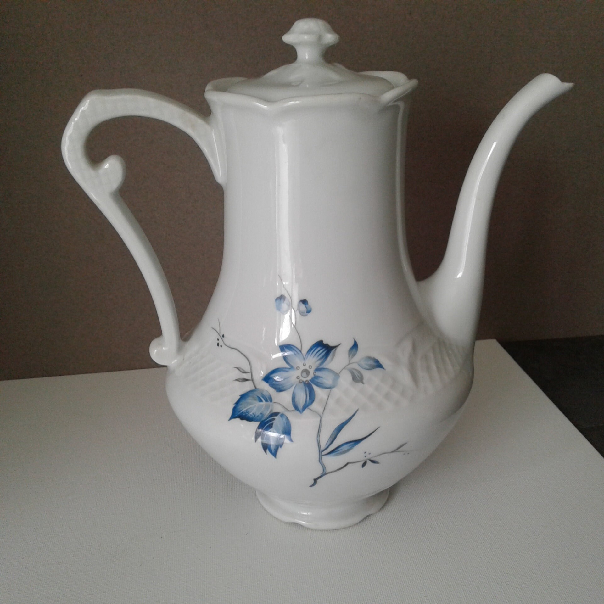 Élégante Cafetière en Haute Porcelaine de Limoges Louis Lourioux