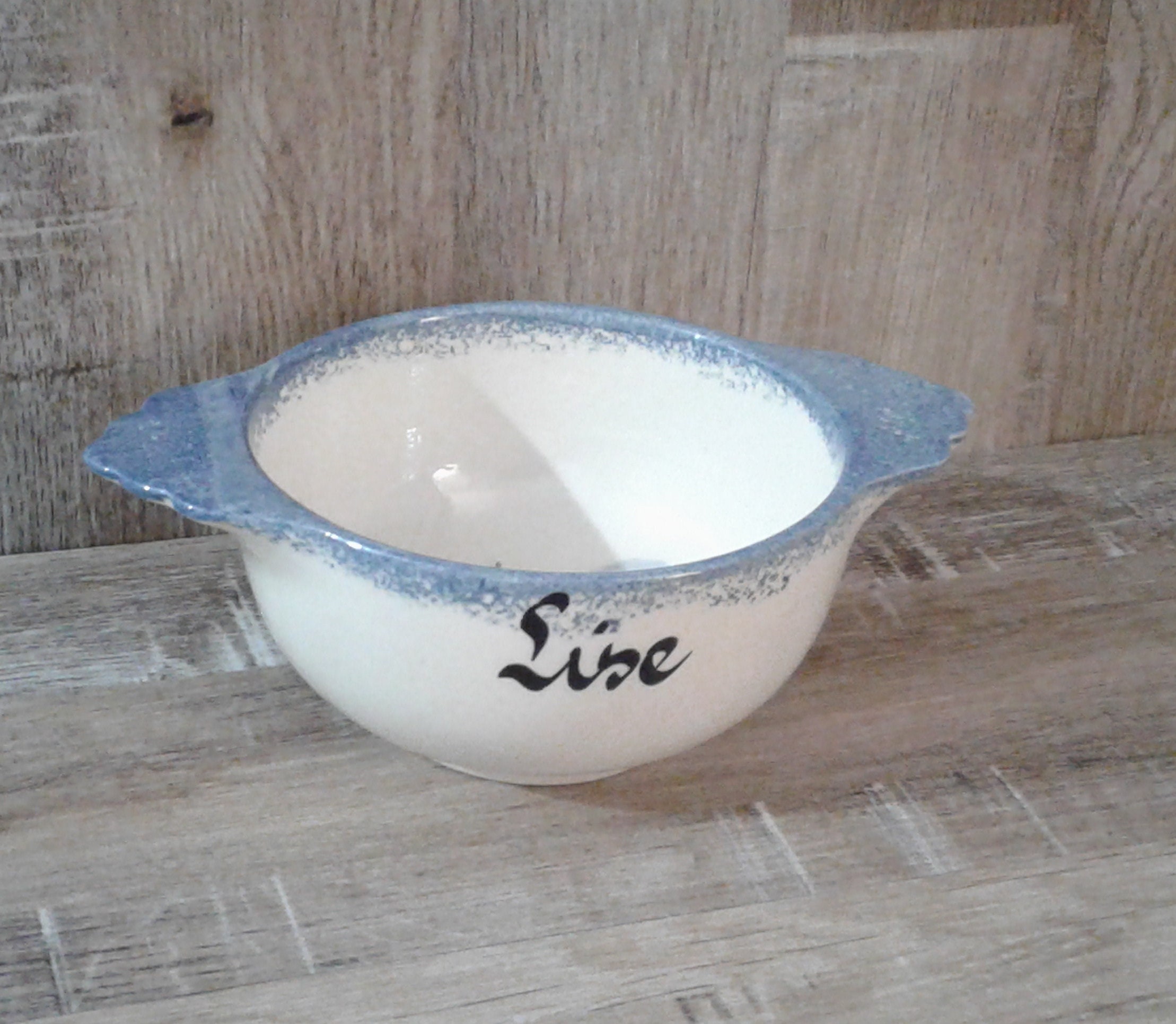 Bol Breton Prénom Lise, en Céramique Blanche et Bleu Clair, Motif Bateau. Fait Main.