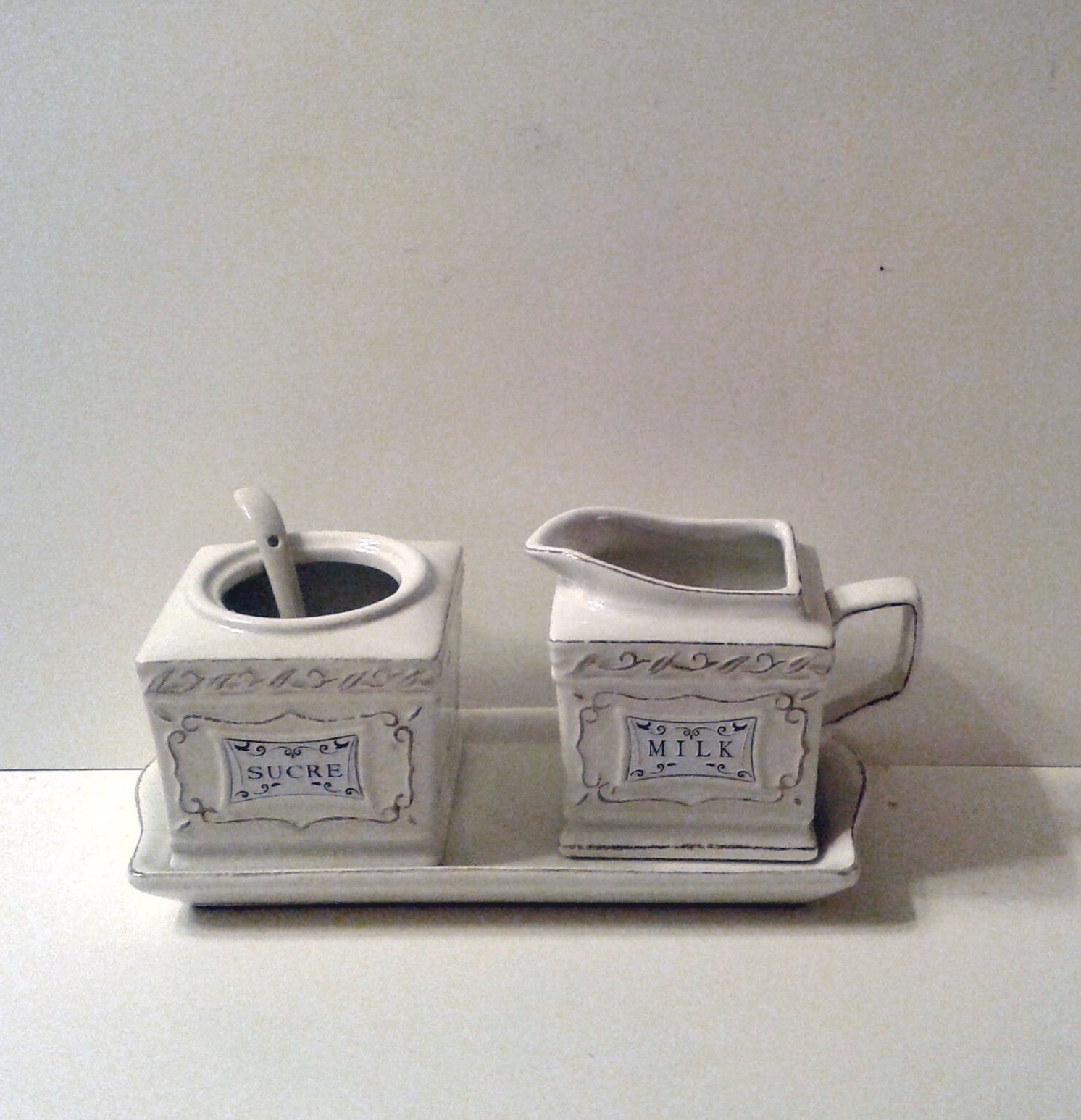 Ravissant Ensemble Pot à Lait et Sucrier sur Plateau, en Faîence, de Couleur Crème Blanc. Art La Tab