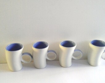 LOT of 4 CURVED CUPS, in white and blue earthenware. Art of the table . Decoration.