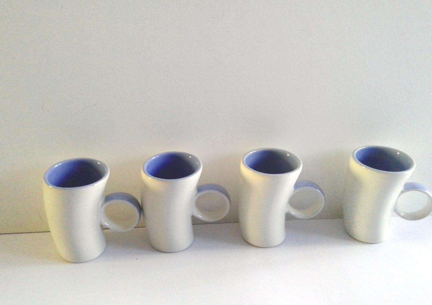 Originales Tasses Incurvées, en Faïence Blanche et Bleue. Lot de 4.