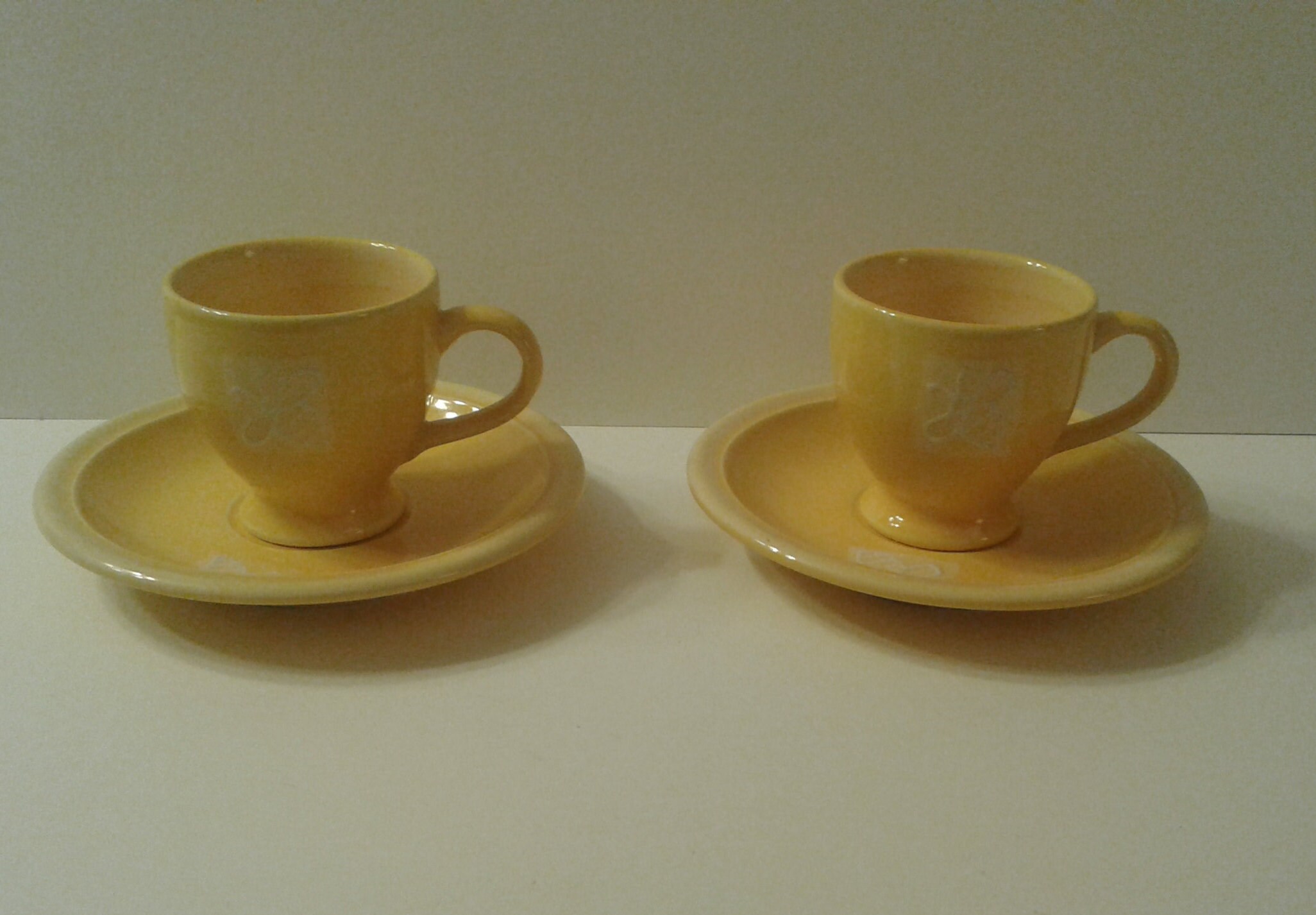 Adorable Lot de 2 Tasses et Sous-Tasses, en Grès Véritable, Couleur Jaune Motif Abeille. Joli Cadeau