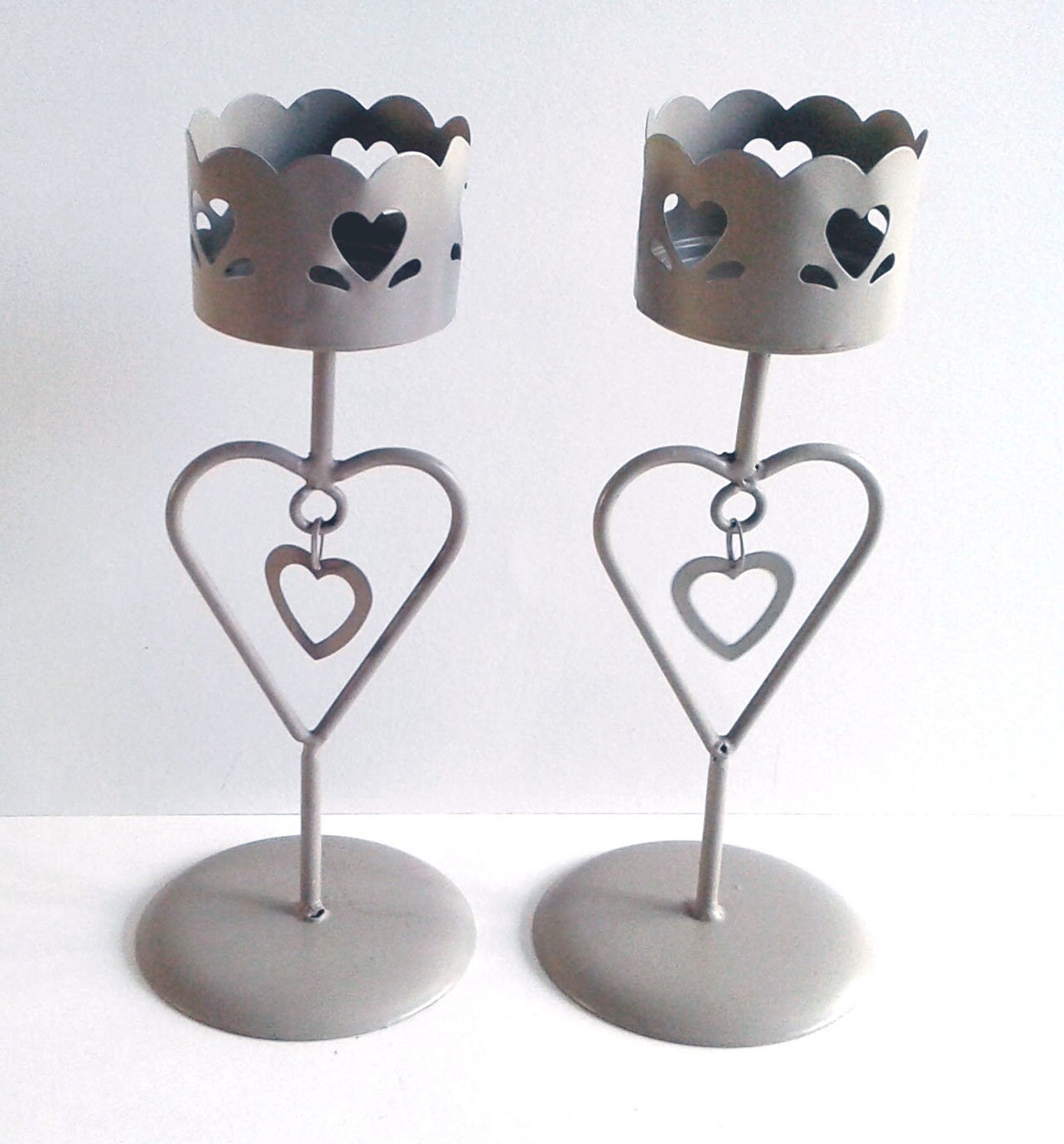 Joli Lot de 2 Chandeliers Couleur Taupe, en Métal Ciselé, Pied Forme Coeur. Décoration. Décoration M