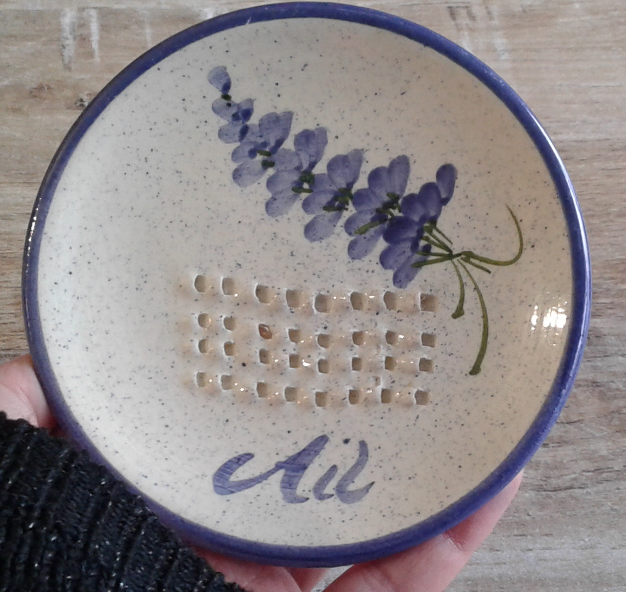 Grattoir Pour Ail, en Céramique Peinte, Motifs Lavandes, Fond Écru. Cadeau. Arts de La Table.