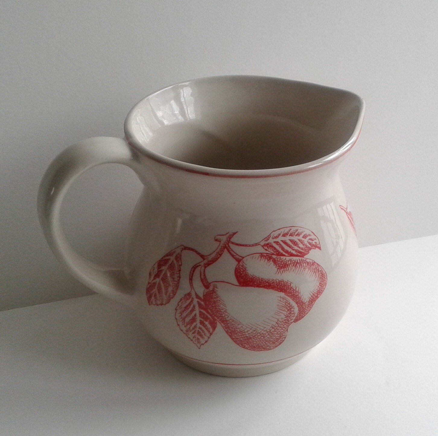 Élégant Pichet en Céramique, Beige Clair et Rouge, Motifs Fruits.