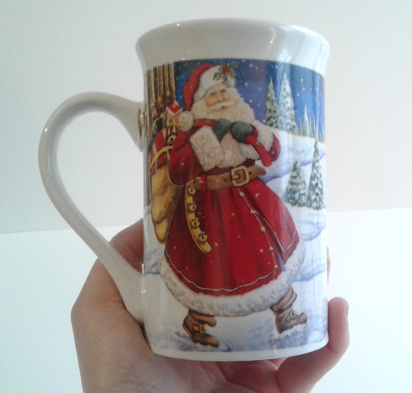 Joli Mug Père Noël en Ballade Dans Un Joli Paysage Enneigé. Mug de Noël. Décoration Fêtes Collection