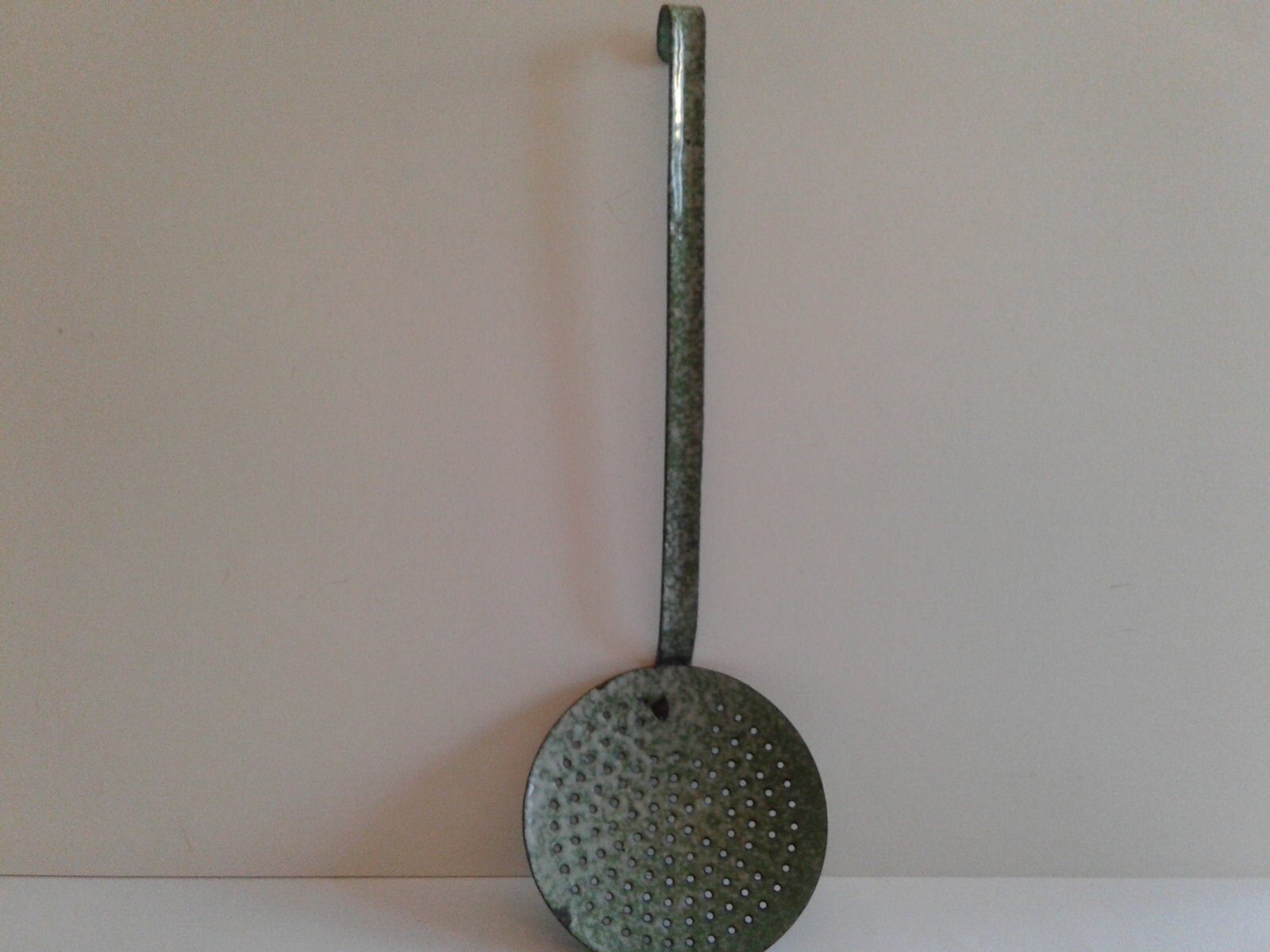 Magnifique Écumoire Emaillée Ancienne, Dans Un Ton Vert Mouliné