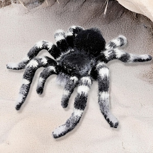 A lifelike imitation of the Whiteknee bird-eating tarantula. A realistic crochet spider for collectors, Halloween decor, or nature lovers.