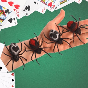 Card Spiders. Pająki z symbolami kart do gry. Broszka Spider.