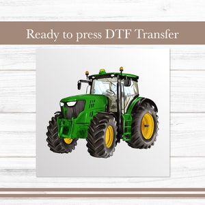 Könnte beinhalten: Grüne und gelbe Traktor-Illustration für einen druckfertigen DTF-Transfer.