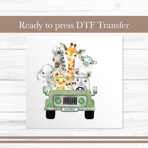 Puede incluir: Un jeep verde con una matrícula de safari está lleno de amigos animales. Una jirafa, una cebra, un elefante, un león, un suricato y un hipopótamo van todos en el jeep. Este es un transfer DTF listo para presionar.
