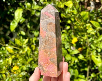 Torre alta de rodonita de Pakistán - Generador de cristal curativo del chakra raíz