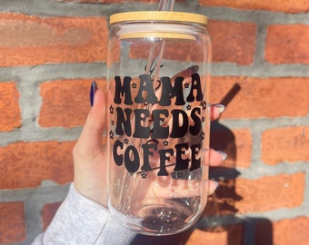 Mama braucht Kaffeetasse, personalisierbar mit Namen, 473 ml, Glasbecher, Geschenk für Kollegen, Muttertagsgeschenk, Geburtstagsgeschenk für Mutter, Valentinstagsgeschenk