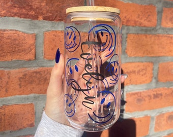 Smiley Tasse personalisiert mit Name 16 Unzen Glasbecher, Mitarbeiter Geschenk, Muttertagsgeschenk, Lehrer Geschenk, Geburtstagsgeschenk, Valentinstag Geschenk
