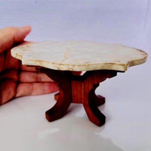 Móveis para casa de bonecas, mesa de carvalho com tampo de mármore, Schneegas alemãs antigas da década de 1890