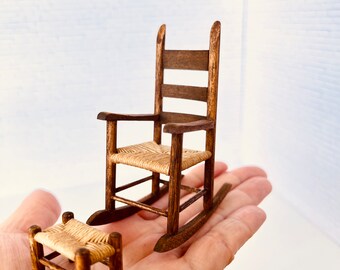 Sedia a dondolo per casa delle bambole con sgabello, miniatura vintage in legno massello artigianale 1:12