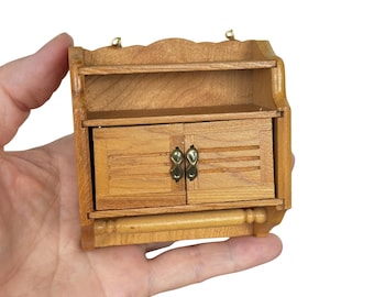 ヴィンテージドールハウスのベビールーム家具：ミニチュアキャビネット