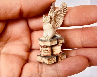 Gufo da libro in ceramica artigianale, miniatura di casa delle bambole, firmato