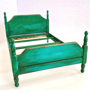 Cama de muñecas turquesa y verde azulado, miniatura vintage shabby chic, escala 1:12