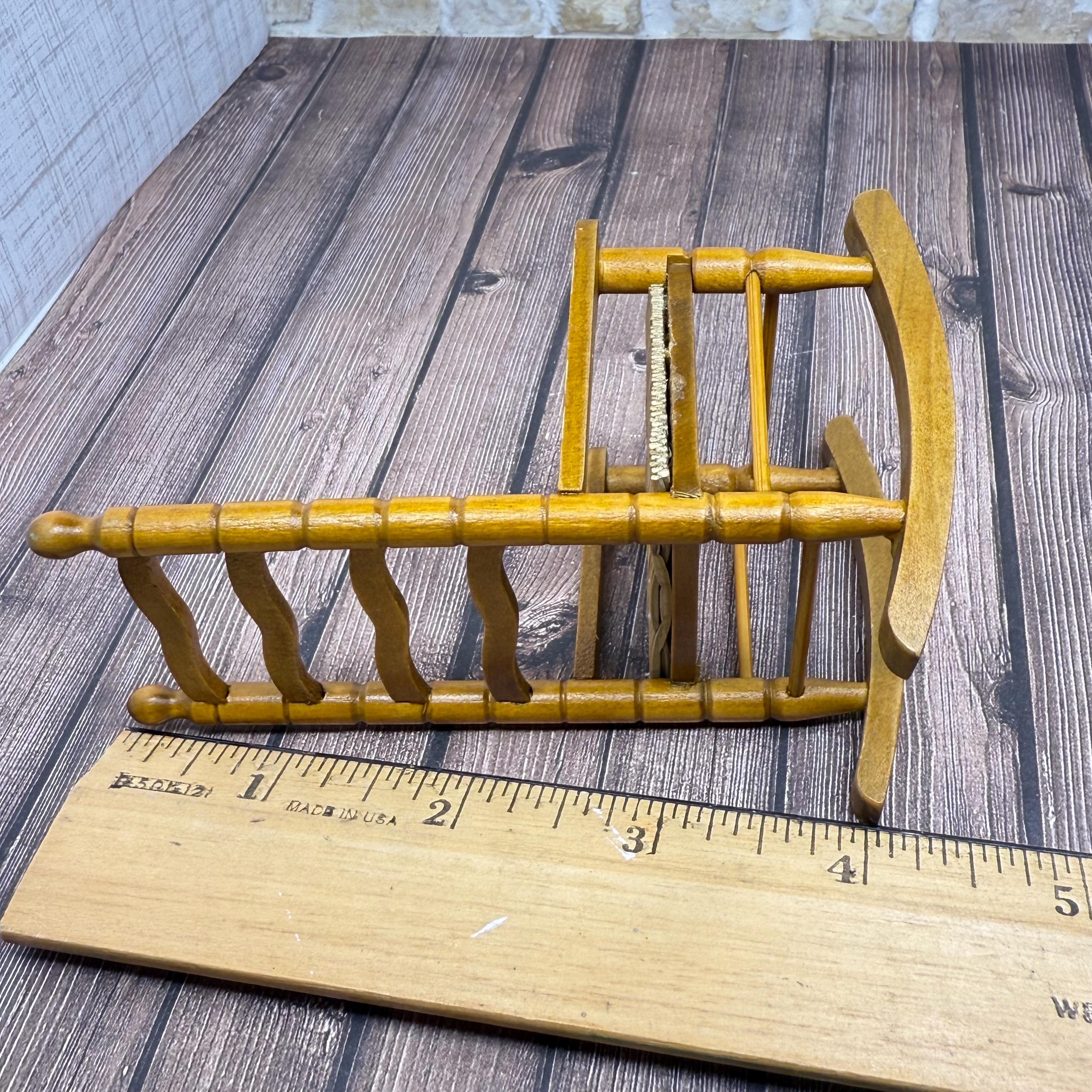 Miniatur-Schaukelstuhl Aus Holz Für Puppenhaus 1:12 – Redwood-Farbe, Ca. 10x5x5 Cm, Dekoration & Spielzeug