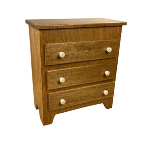 Komoda dla lalek z drewna antycznego z białymi gałkami | Miniaturowe meble artystyczne | Skala 1:12